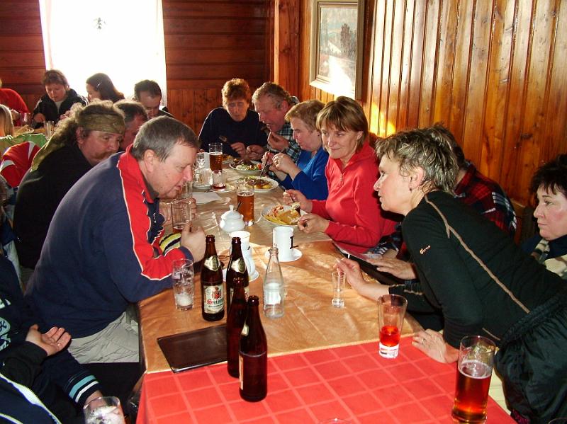 Posezeni na Nove louce I.jpg - Dne 29.12.07 byl pořádán první ročník výpravy na Novou louku přátel a obyvatel obce Rudolfov za účelem přivítání Nového roku. Přítomno bylo 20 účastníků. Posezení na Nové louce.